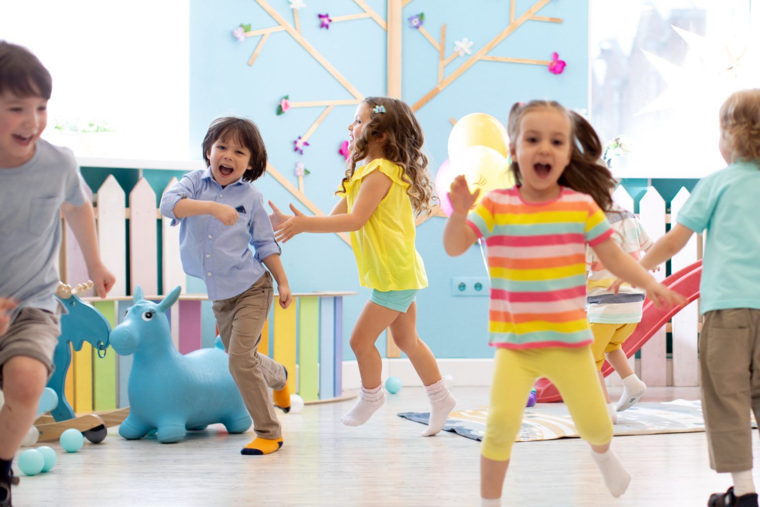 Niños jugando en el taller formativo